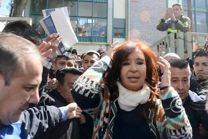 Cristina Kirchner abandona el colegio de Río Gallegos donde le tocó votar