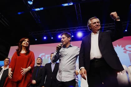Cristina Fernández, Axel Kicillof y Alberto Fernández en el festejo del triunfo electoral