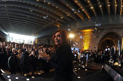 Cristina Fernández de Kirchner el 29 de agosto de 2012 durante el anuncio de la creación de un Polo Audiovisual en Isla Demarchi, frente a una corte de funcionarios, productores y artistas