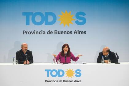 Cristina Fernandez de Kirchner, escolatada por Mario Secco y Juan Mussi 