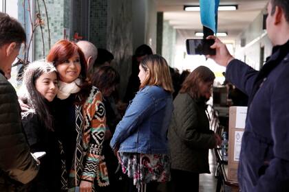 Cristina Kirchner posa para una fotografía en el colegio donde votó en Río Gallegos