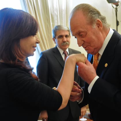 Cristina Fernández de Kirchner recibe el saludo del rey Juan Carlos; fue en medio de las primeras denuncias contra Ricardo Jaime que salpicaron las relaciones bilaterales entre la Argentina y España