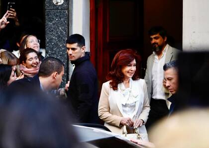 Cristina Fernández de Kirchner sale de su domicilio rumbo al Congreso de la Nación