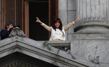 Cristina Fernández de Kirchner saluda desde el balcón de su despacho en el Congreso de la Nación