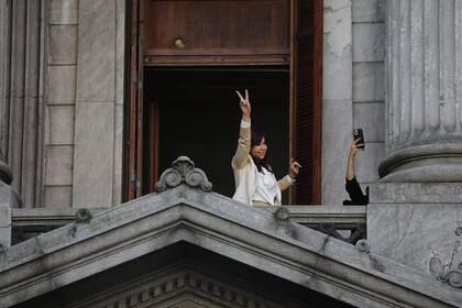 Cristina Fernández de Kirchner saludó desde el balcón de su despacho en el Congreso de la Nación tras su descargo 