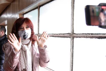Cristina Fernández de Kirchner vota en la Escuela provincial Nº 19, mesa 623, en Rio Gallegos. Santa Cruz. Antes de votar una cronista oficial le pide un mensaje para su abuelo