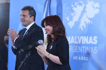 Cristina Fernández de Kirchner y Sergio Massa, en el Senado, durante el aniversario de Malvinas: ese día Cristina contó el regalo que le había mandado al Presidente