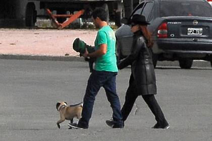 Cristina Fernandez pasea a su perro por la costanera de Rio Gallegos junto a su secretario