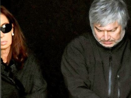 Cristina junto a Lázaro Báez saliendo del mausoleo de Néstor Kirchner.