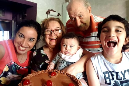 Cristina, junto a su mamá Dumbita, Alberto y sus hijos