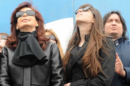 Cristina Kirchner junto a sus hijos, Máximo y Florencia