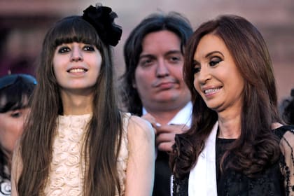 Cristina Kirchner junto a sus hijos, Máximo y Florencia