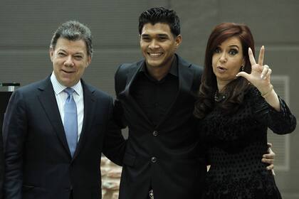 Cristina junto con el presidente colombiano Santos y Teo Gutiérrez