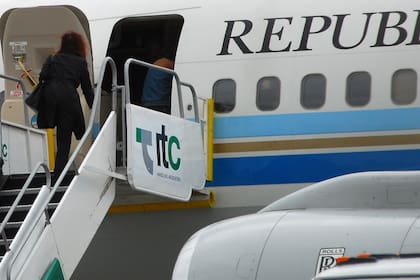 Cristina Kirchner, en 2020, sube a uno de los aviones de la flota presidencial en Río Gallegos