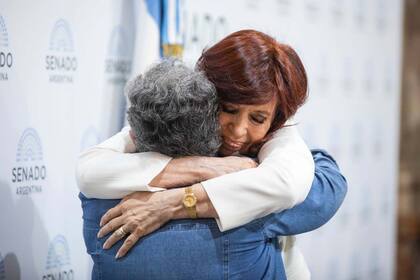 Cristina Kirchner abraza a una laica en el Senado