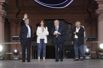 Cristina Kirchner, Alberto Fernández, Lula da Silva y Pepe Mujica durante el acto por el Día de la Democracia en la Plaza de Mayo