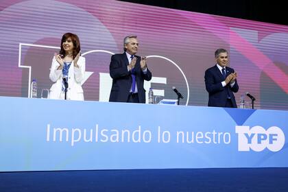 Cristina Kirchner, Alberto Fernández y Pablo González, presidente de YPF