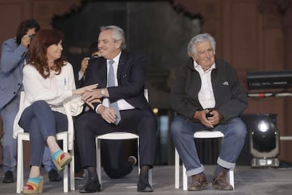 Cristina Kirchner, Alberto Fernández y Pepe Mujica durante el acto por el Día de la Democracia en la Plaza de Mayo