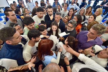 Cristina Kirchner con estudiantes universitarios en Avellaneda