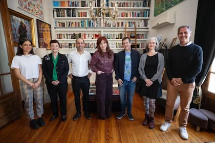 Cristina Kirchner con los candidatos de Fuerza Patria en la ciudad de Buenos Aires