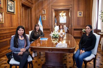 Cristina Kirchner con tres dirigentes del Movimiento de Trabajadores Excluidos, la agrupación de Grabois