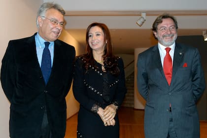 Cristina Kirchner, cuando era senadora, junto a Felipe González y Juan Luis Cebrián, en 2004