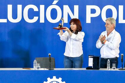 Cristina Kirchner durante el acto de la UOM en Pilar; la aplaude Abel Furlán, el sucesor de Caló en el gremio metalúrgico