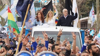 Cristina Kirchner, durante una caravana por La Matanza, en agosto de 2020