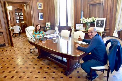 Cristina Kirchner el último miércoles en el Senado junto a Pablo Zurro, Intendente de Pehuajó, antes de viajar a El Calafate