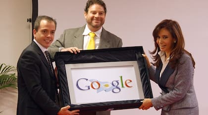 Cristina Kirchner en 2008, durante la inauguración de las oficinas de Google, acompañada por el vicepresidente de Desarrollo de Negocios para Asia Pacífico de Google, Daniel Alegre (izq) y por Gonzalo Alonso, primer director de Google para América latina (centro)