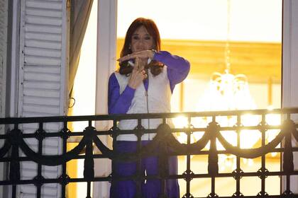 Cristina Kirchner en el balcón de San José 1111 tras la derrota en las elecciones legislativas