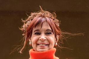 Cristina Kirchner, en el balcón de San José 1111, donde cumple prisión domiciliaria