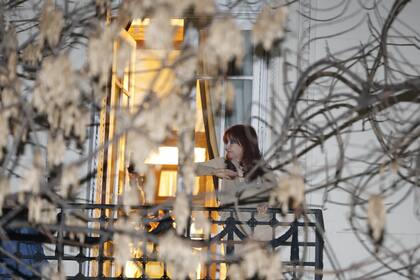 Cristina Kirchner en el balcón de su casa a horas de conocerse el fallo de la corte Suprema.