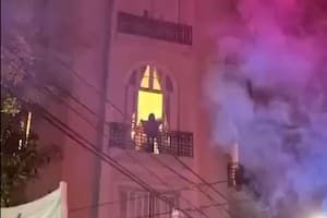 Cristina Kirchner salió al balcón y saludó a la militancia