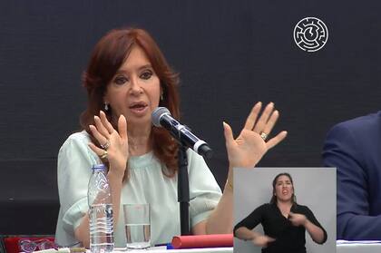 Cristina Kirchner en el primer día de la "contracumbre" del G-20 en Ferro