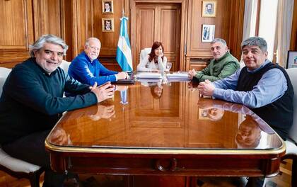 Cristina Kirchner, en el Senado, con los sindicalistas Omar Plaini, Mario Manrique, Walter Correa y Pablo Moyano