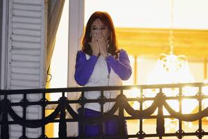 Cristina Kirchner en su última aparición pública, en el balcón de San José 1111 la noche de la derrota electoral del peronismo