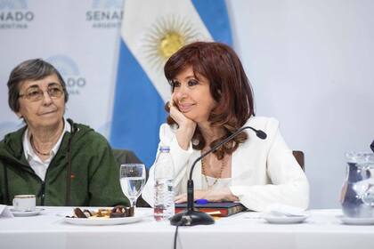 Cristina Kirchner escucha el mensaje de uno de los curas villeros en el Senado