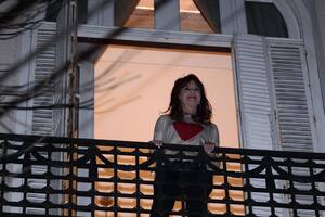 Cristina Kirchner, esta noche, en el balcón de su casa