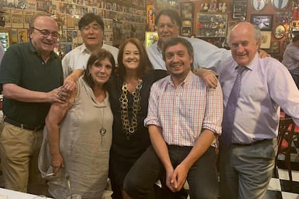 Algunos de los invitados al festejo: De izquierda a derecha, Leopoldo Moreau, Carlos Zannini, Teresa García, Alicia Castro, Jorge Devoto, Máximo Kirchner y Oscar Parrili