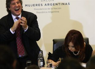 Cristina Kirchner, en 2012, firma el decreto de promulgación de la ley de estatización de YPF ante la euforia de Amado Boudou