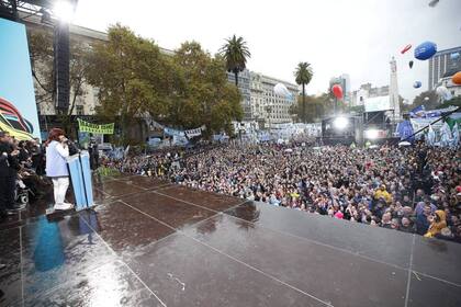 Cristina Kirchner, frente a la multitud en la Plaza de Mayo