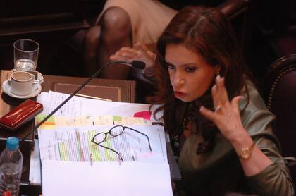 Cristina Kirchner fue la principal impulsora en el Senado de la reducción de los miembros del máximo tribunal: ahora apoya lo contrario