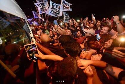 Cristina Kirchner fue recibida por militantes en el Aeropuerto de Posadas