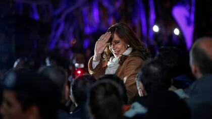 Cristina Kirchner fue recibida por un nutrido grupo de militantes en Aeroparque