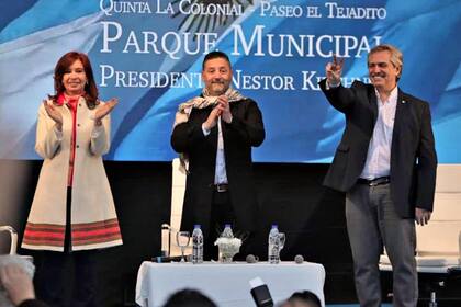 Cristina Kirchner, Gustavo Menéndez y Alberto Fernández, en el acto realizado en Merlo de 2019, para lanzar las candidaturas