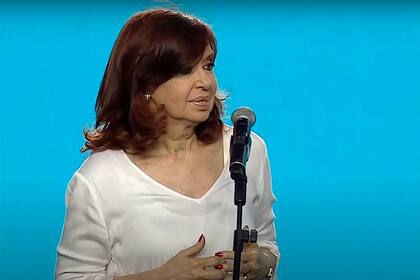 "Hay una tarea fundamental, que consiste en alinear salarios, precios, sobre todo de los de los alimentos y tarifas", dijo Cristina Kirchner