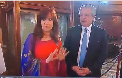 Cristina Kirchner habla y gesticula mientras Fernández escucha con atención