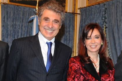 Hugo Sigman es dueño del Grupo Insud y de laboratorios Elea. Lo señalan como el nuevo dueño de la línea privada entre el presidente electo y los empresarios. Es también cercano al gobernador de Tucumán, Juan Manzur, a quien Fernández promueve como un jefe tácito de una futura liga de gobernadores.