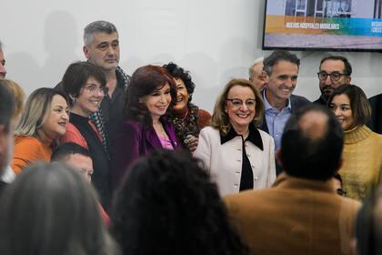 Cristina Kirchner, junto a Alicia Kirchner y Gabriel Katopodis durante la inauguración de un hospital en Río Gallegos